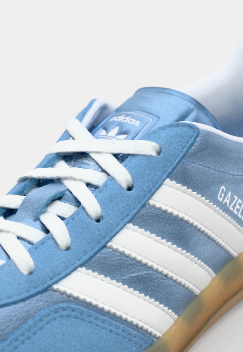 adidas Originals GAZELLE INDOOR - Trainers - footwear white/blue -  Zalando.co.uk