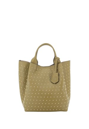 Olivgrüne Ledertasche mit kleinen runden metallischen Nieten, zwei Griffen und einem hängenden Lederanhänger mit Markenlogo.