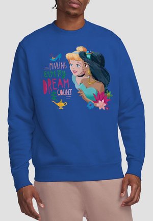 Blaues Sweatshirt mit illustrierten Charakteren, dem Text "Jeden Traum zählen machen", mit Akzenten von Blumen und einer Lampe. Glatte Textur.