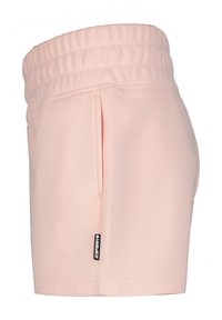 Ljusrosa shorts med texturerad tyg, elastisk midja, sidoficka och varumärkesskylt på fållen. Sidan visas.