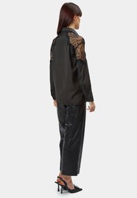 INFLUENCER SHOULDERS  - Camicia - black