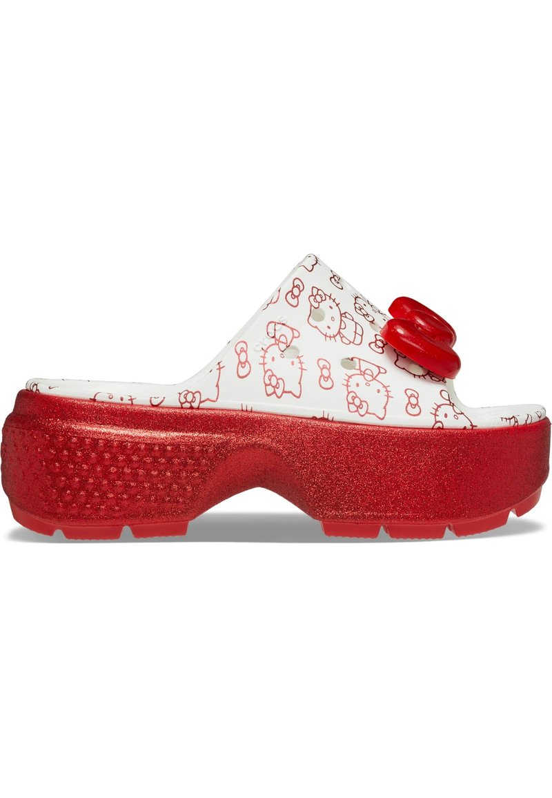 Weiße Rutschsandale mit glänzender Oberfläche, die mit einem roten Hello Kitty-Muster verziert ist, versehen mit einem roten Schleifenakzent und einer glitzernden roten Plattformsohle.