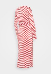 Vestido de mangas longas em padrão quadriculado vermelho e branco. Design justo ao corpo com cintura cingida por cinto. Textura suave, cai até a meia-coxa.