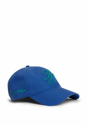 Casquette de baseball bleue avec initiales brodées en vert à l'avant et "Tommy Hilfiger" sur le côté.