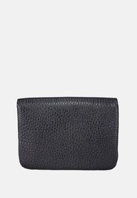 Schwarze Lederhülle mit einer strukturierten Oberfläche. Rechteckige Form, glatte Kanten und minimalistisches Design. Keine sichtbaren Beschläge oder Akzente.