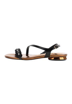 Sort åben tå-sandal med ankelrem, dekorative krystaller på frontrem og lav metallic guld blokhæl på hvid baggrund.