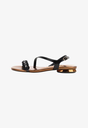 Černá otevřená sandála s páskem kolem kotníku, ozdobnými krystaly na předním pásku a nízkým zlatým kovovým blokovým podpatkem na bílém pozadí.