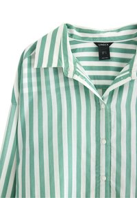 Camicia a strisce verticali verdi e bianche con vestibilità ampia, chiusura con bottoni e colletto. Realizzata in tessuto leggero. Etichetta visibile all'interno.