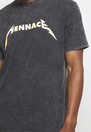 Dunkelgraues Acid-Wash-T-Shirt mit kurzen Ärmeln, mit dem Schriftzug "MENNACE" in stilisierten gelben Buchstaben auf der Brust.