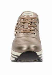 Metallisch bronze Sneaker mit Stoff-Obermaterial, runder Zehenpartie, Schnürung und dekorativem Reißverschluss. Verfügt über eine gestreifte Plateausohle für zusätzliches Wachstum.
