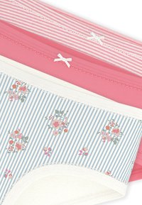 Σετ με τρία ζευγάρια γυναικεία εσώρουχα: ένα με φλοράλ και ριγέ μπλε και λευκό σχέδιο, δύο μονόχρωμα ροζ με διακοσμητικά φιόγκους και δαντέλα.