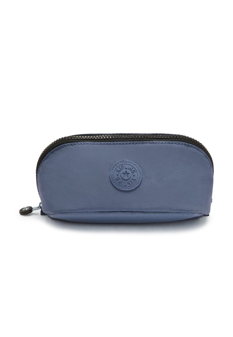 Astuccio in tessuto blu con forma arrotondata, chiusura con zip, materiale testurizzato e un badge con logo sul davanti. Dettaglio della zip nera.