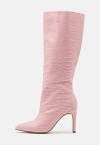 Bottes roses mi-mollet à talon haut avec bout pointu et motif en texture crocodile sur un matériau en cuir lisse.