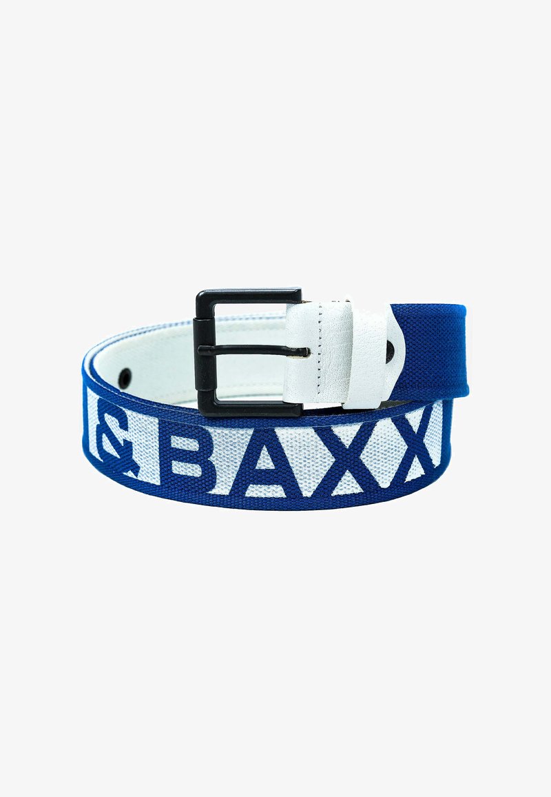 Blauwe canvas riem met witte tekst en een ankerafbeelding. Metalen gesp met een zwarte afwerking, gladde textuur en verstelbare strap.