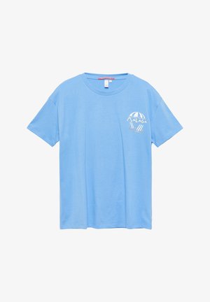 Hellblaues kurzärmeliges T-Shirt mit dem Schriftzug „Malaga“ und einer Strandsonnenschirm-Grafik auf der oberen linken Brust.