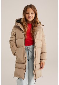 Manteau doudoune beige avec capuche, doté d'une fermeture éclair sur le devant, de poignets élastiques et de deux poches avant, conçu avec un motif matelassé et une texture lisse.