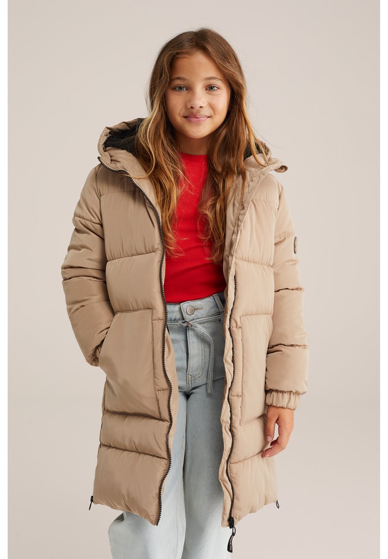 Manteau doudoune beige avec capuche, doté d'une fermeture éclair sur le devant, de poignets élastiques et de deux poches avant, conçu avec un motif matelassé et une texture lisse.