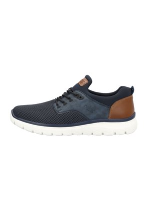 Chaussures de sport pour hommes, tige en mesh bleu marine avec accents gris, talon en cuir marron, semelle en caoutchouc blanche et lacets noirs.