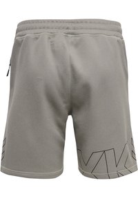 Pantalones cortos deportivos de color gris claro, confeccionados con una tela texturizada. Cuentan con una cintura con cordón y un bolsillo lateral con cremallera. Gran logotipo negro en una pierna.