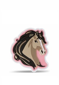 Adesivo a forma di cavallo con un design dettagliato, colori marrone e crema, con una criniera nera su uno sfondo rosa chiaro.
