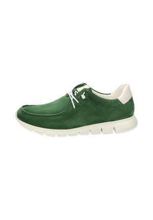 Groene suède casual sneaker met witte veters en een gewatteerde witte kraag, voorzien van een dikke witte gesegmenteerde zool voor comfort.