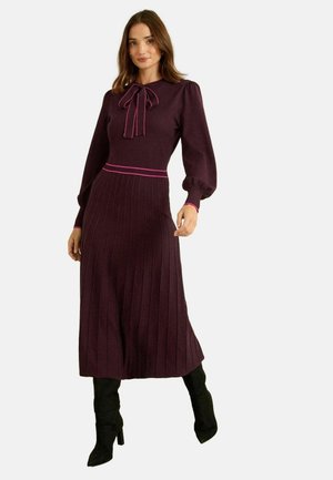 REGULAR FIT - MIDI  - Strickkleid - burgundy tie neck