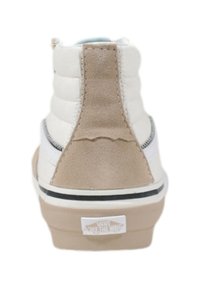 Zapatilla alta en cuero blanco con talón de ante beige, que cuenta con cuello acolchado, franja negra y logotipo de Vans en el talón.
