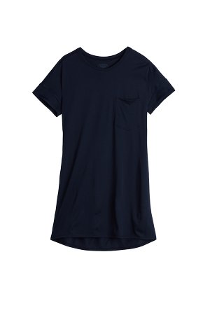 Schwarzes T-Shirt mit kurzen Ärmeln, rundem Halsausschnitt und kleiner Brusttasche, hinten etwas länger geschnitten, schlichtes Design auf weißem Hintergrund.