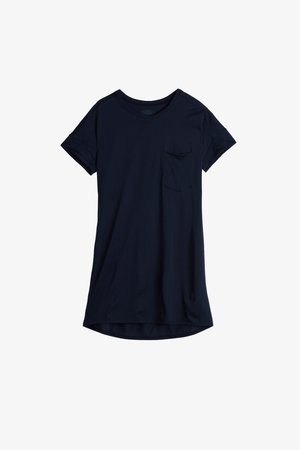 Camiseta negra de manga corta con escote redondo y pequeño bolsillo en el pecho, dobladillo trasero ligeramente más largo, diseño liso sobre fondo blanco.