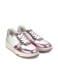Zapatillas blancas con acentos metálicos en rosa y plata, cuero perforado, cordones planos y suela de goma. Detalles texturizados en el talón.