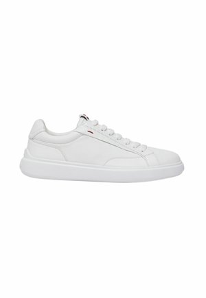 Weißer Low-Top-Sneaker mit Schnürsenkeln, glattem Lederobermaterial und strukturierter Gummisohle, im Seitenprofil auf einfachem Hintergrund gezeigt.