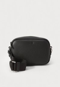 Svart lær crossbody-veske med rektangulær form, teksturert overflate, justerbar rem og sølvfarget beslag. Har merkevares logo på forsiden.