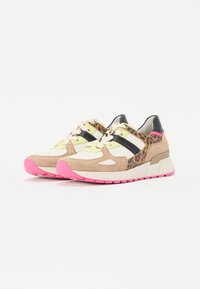 Sneakers beige in suede e rete con accenti neri, striscia a stampa leopardata e suola in gomma rosa. Design con lacci, ammortizzazione nel tallone.