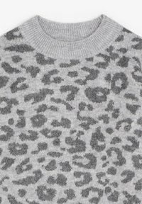 Suéter gris con estampado de leopardo en diferentes tonos de gris, con un cuello redondo acanalado y una textura suave.