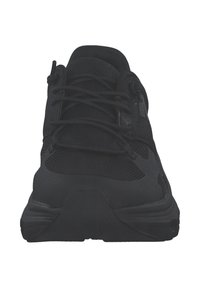 Baskets de sport noires avec tige en maille, semelle texturée et lacets ajustables. Design incurvé et accents matériels minimalistes.