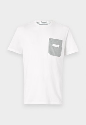 Vit bomull t-shirt med korta ärmar, med en rektangulär ficka med svartvita ränder på vänster sida.