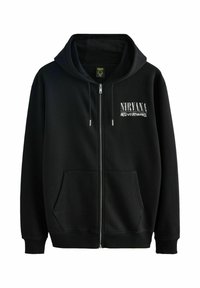 Juodas zip-up худи su priekinėmis kišenėmis, kapučiuku ir baltu „NIRVANA Nevermind“ tekstu kairėje krūtinės pusėje.