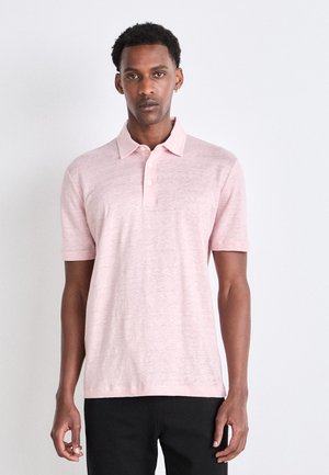 Polo de color rosa claro, de manga corta, con cuello clásico, fabricado en tejido texturizado, que cuenta con una tapeta de botones y un ajuste relajado.
