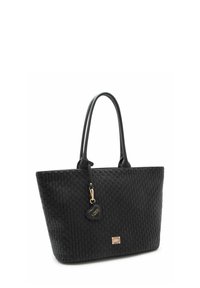 Borsa tote intrecciata nera con texture liscia, due manici robusti e una targhetta a forma di cuore color oro. Presenta una base quadrata e un design minimalista.