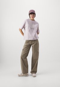 Nike Sportswear TEE CLASSICS BOXY - Camiseta estampada - platinum violet