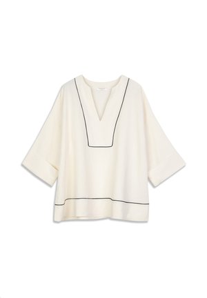 Blusa color crema con escote en V, mangas hasta el codo y ribete negro a lo largo del cuello y el dobladillo. Tejido suave y ligero.