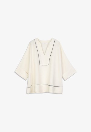 Blusa color crema con escote en V, mangas hasta el codo y ribete negro a lo largo del cuello y el dobladillo. Tejido suave y ligero.