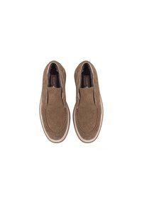 Chaussures marron en daim à enfiler avec semelles intermédiaires blanches, bouts arrondis et coutures visibles autour des bords supérieurs, vues de dessus.