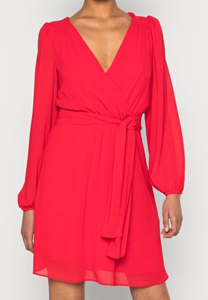 Robe portefeuille rouge en tissu léger avec manches longues bouffantes, profond décolleté en V et ceinture nouée à la taille. Texture lisse et fluide.