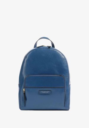 Zaino in pelle blu con parte superiore arrotondata, tasca frontale con zip e logo di accento. Texture liscia con dettagli di cucitura a contrasto.