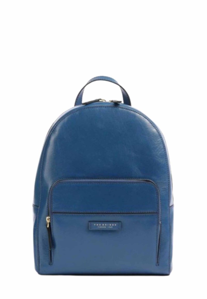 Zaino in pelle blu con parte superiore arrotondata, tasca frontale con zip e logo di accento. Texture liscia con dettagli di cucitura a contrasto.