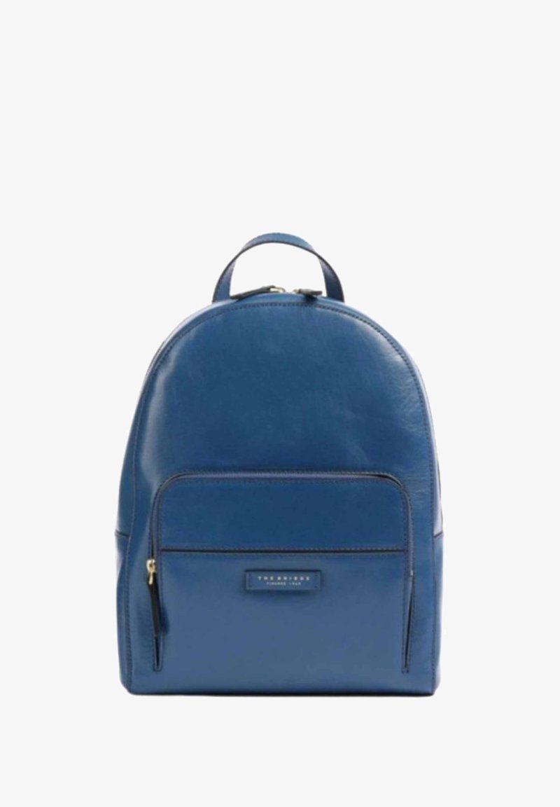 Zaino in pelle blu con parte superiore arrotondata, tasca frontale con zip e logo di accento. Texture liscia con dettagli di cucitura a contrasto.