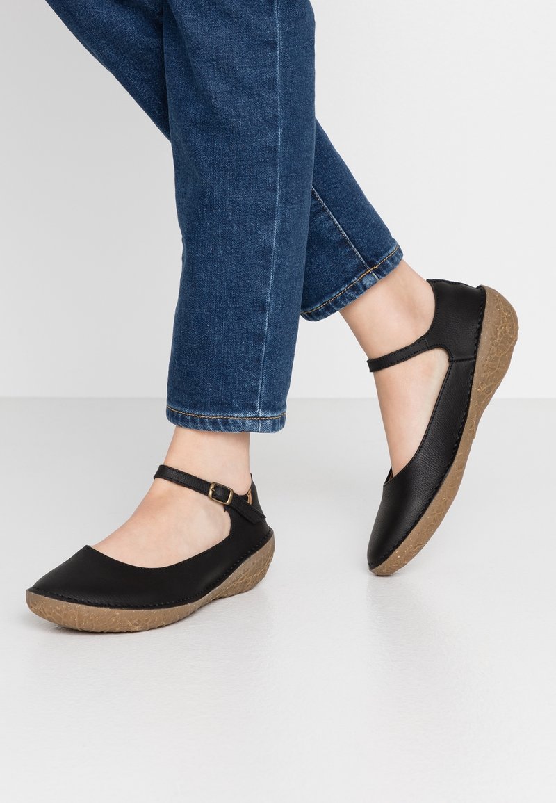 Svarta läderballerinas med rund tå och ankelrem, med en texturerad, brun kilklack och minimala sömmar.