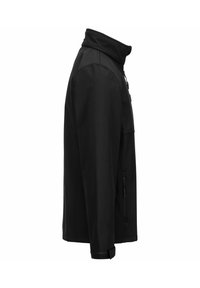 Chaqueta softshell negra con un alto cuello, parte delantera con cremallera, bolsillos laterales y material texturizado. Cuenta con puños ajustables y un diseño elegante.