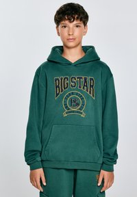 Felpa verde con un grande logo "BIG STAR" in giallo e blu; presenta una tasca a marsupio, polsini a costine e un tessuto morbido e texture.